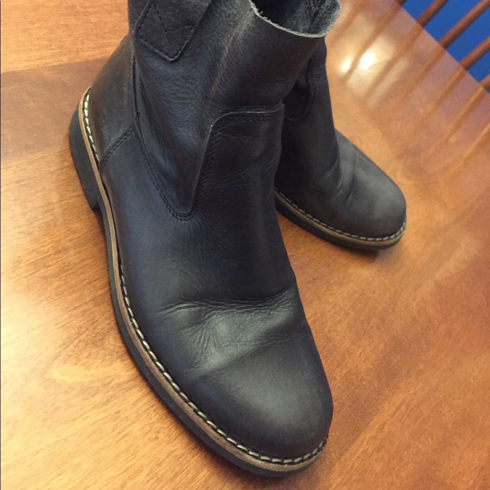 Roots pull on full leather charcoal colour boots size 9